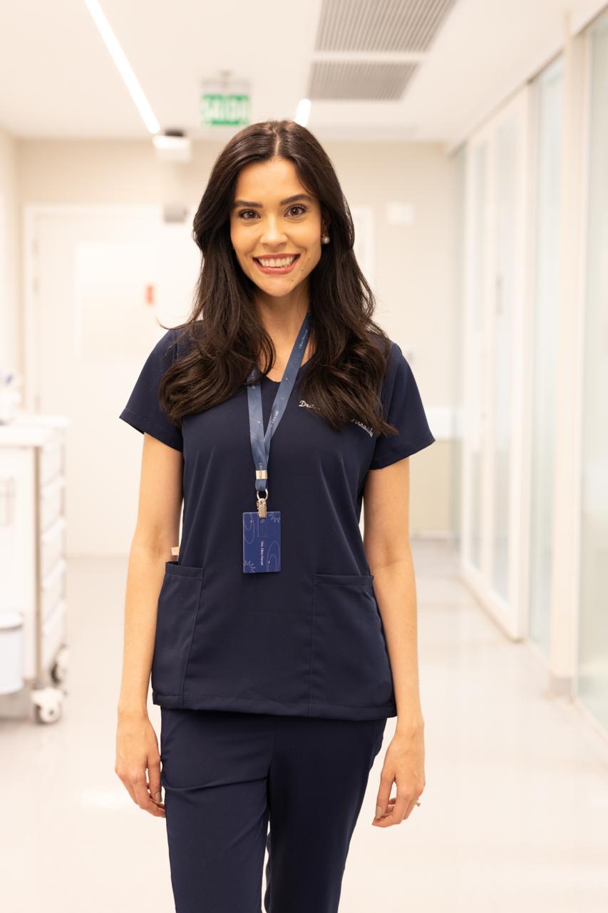 Dra. Martina Salmen Fraga, médica radiologista, de scrub em corredor hospitalar